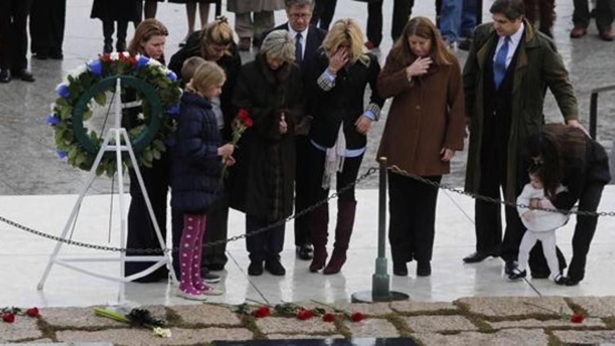 Miembros de la familia Kennedy rinden homenaje a JFK ante su tumba, en el cementerio de Arlington, este viernes.