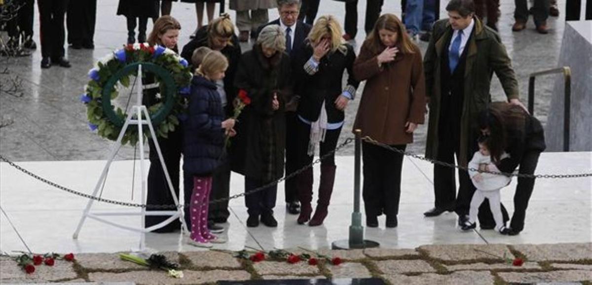 Membres de la família Kennedy rendeixen homenatge a JFK davant la seva tomba, al cementiri d’Arlington, aquest divendres.