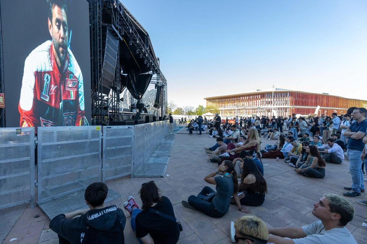 El público sigue la última sesión de The Wave, con Jordi Wild como protagonista, desde el exterior del Palacio de Congresos de Zaragoza.