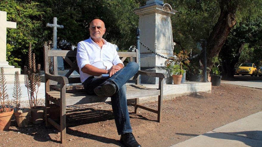 Rafael Torres el pasado jueves, poco antes de la presentación de su libro en el mismo Cementerio Inglés.