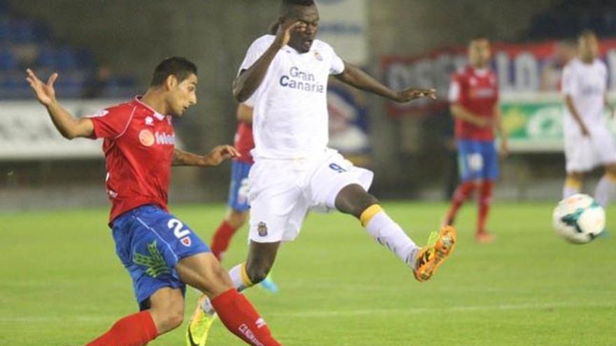 Gaffoor, defensa del Numancia, despeja el balón  antes de que Chrisantus consiga interponerse en su trayectoria. | lof