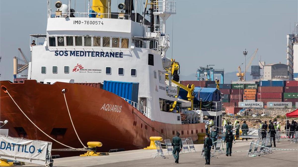 Desembarcan los primeros migrantes del 'Aquarius'