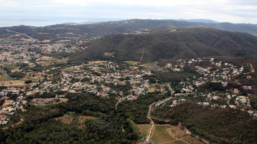Urbanització del Baix Empordà envoltada de massa forestal  · ACN