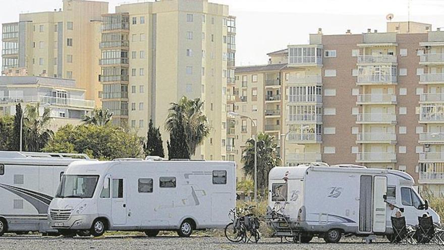 El ‘lleno’ en los párkings de autocaravanas las desvía a zonas sin acondicionar de Benicàssim