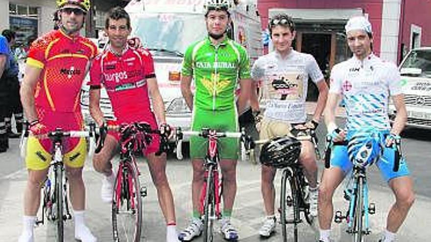 De izquierda a derecha, Joaquín Sobrino, Iván Melero, Higinio Fernández, Marco Corti y Alberto Fernández, ayer, en la salida de Posada de Llanes.