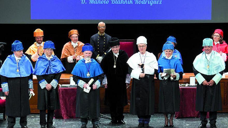 El rector Antonio Martinón junto a los nuevos &#039;Honoris Causa&#039;, John Beckman y Manolo Blahnik.