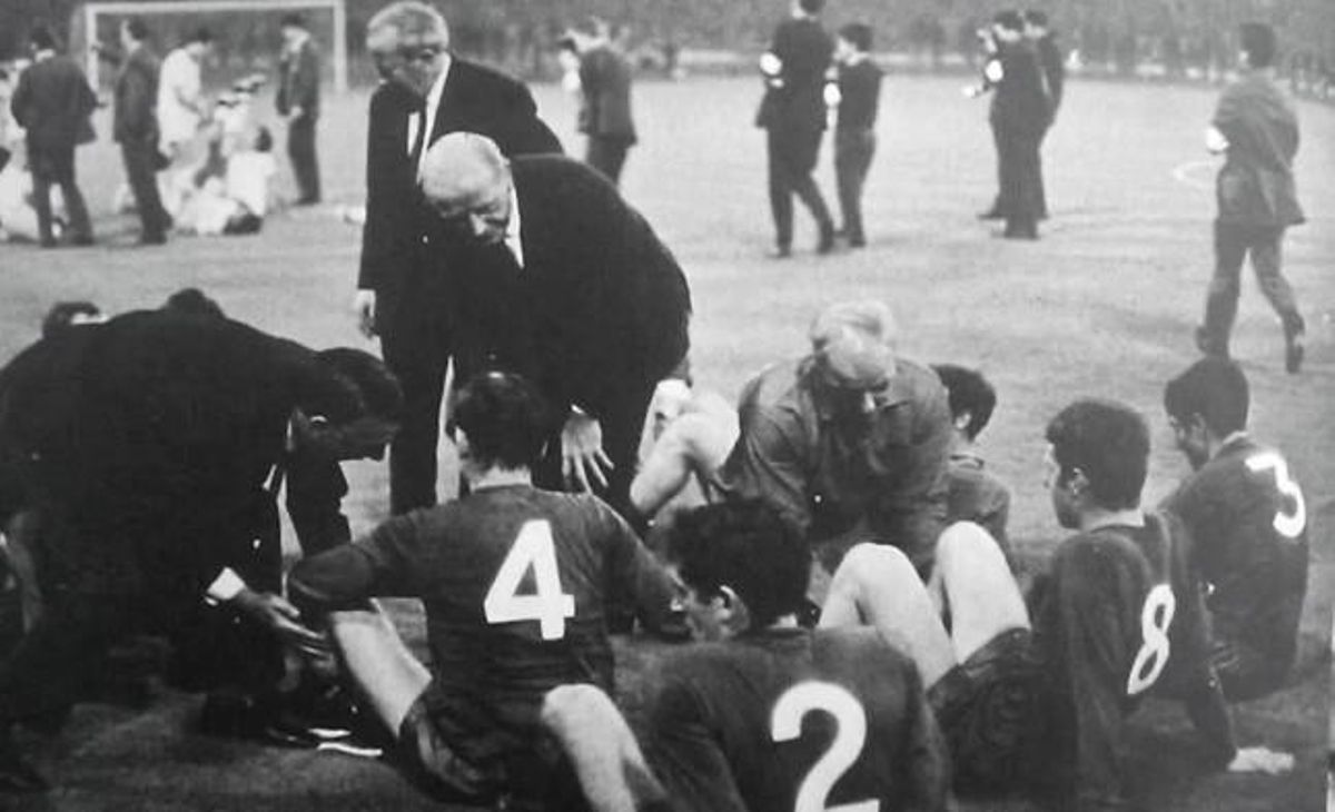 La forja d’un mite. Sir Matt Busby, que va dirigir al Manchester United durant 25 temporades, anima els seus pupils abans de la pròrroga de la final de la Copa d’Europa disputada a Wembley davant el Benfica (1968).