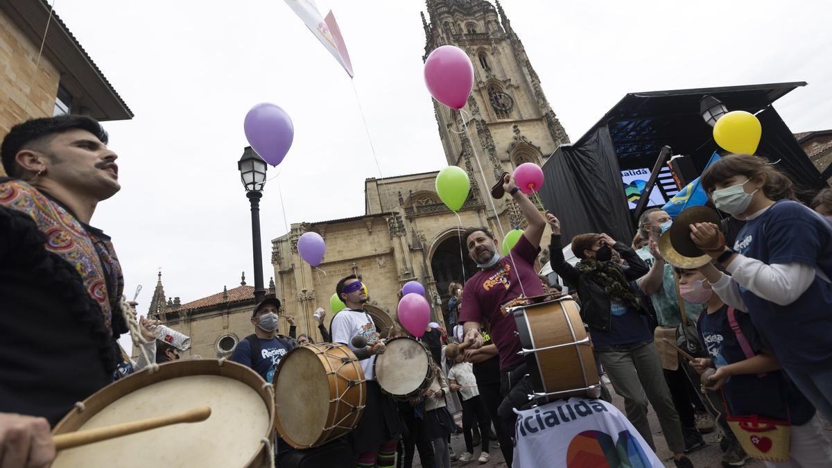 Los partidarios de la cooficialidad del asturiano se manifiestan en Oviedo