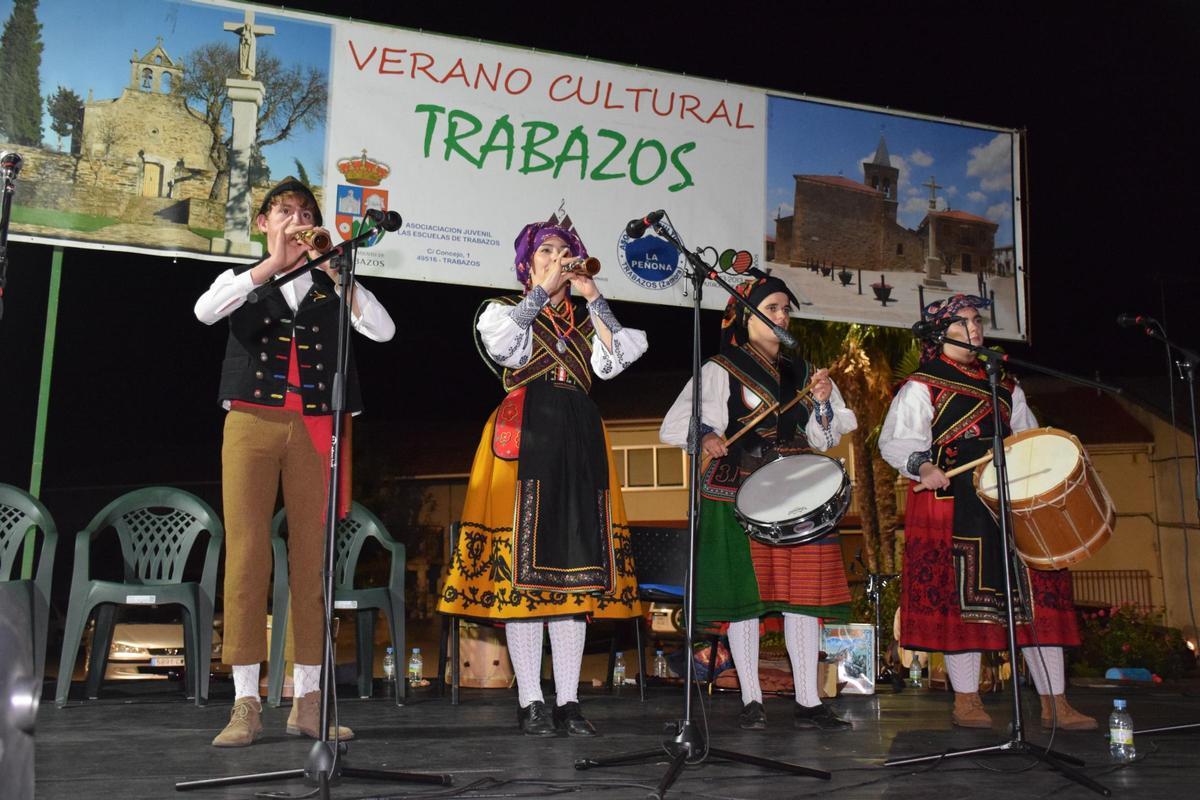 Folclore con acento transfronterizo en el Festival Internacional de de Aulas de Música de Aliste y Tras os Montes Folclore con acento transfronterizo en el Festival Internacional de de Aulas de Música de Aliste y Tras os Montes