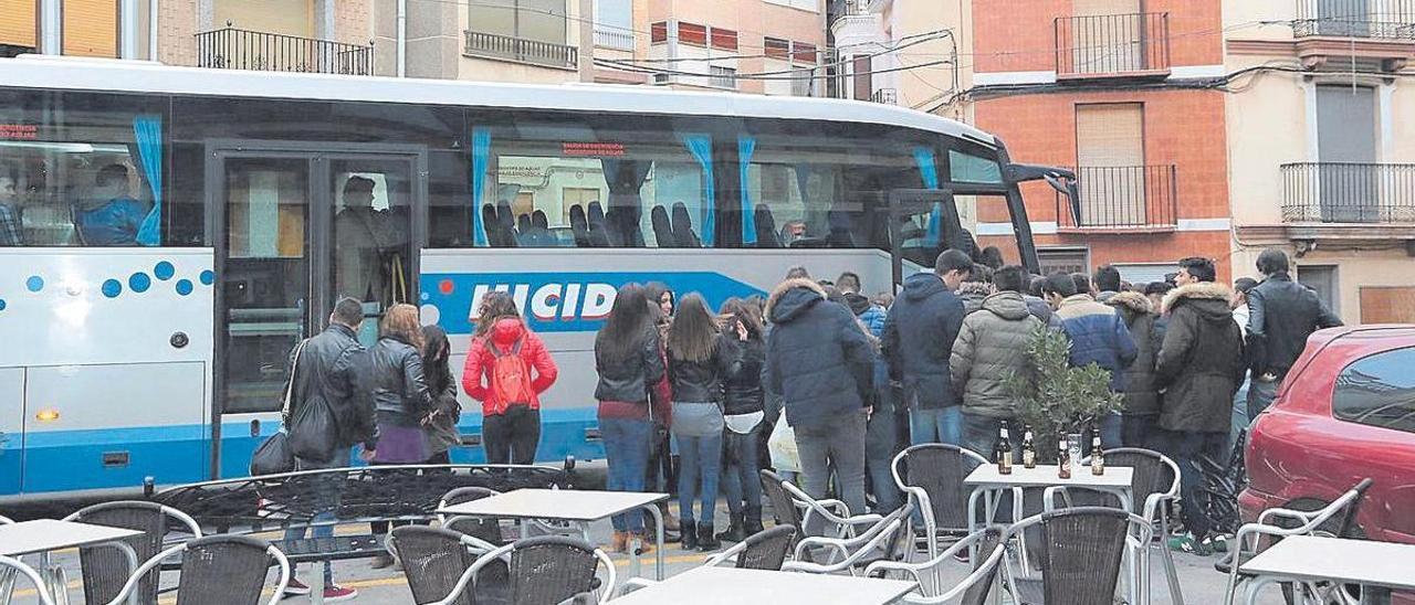 Un grupo de jóvenes espera para subir a un autobús en L’Alcora en Magdalena, en imagen de archivo.
