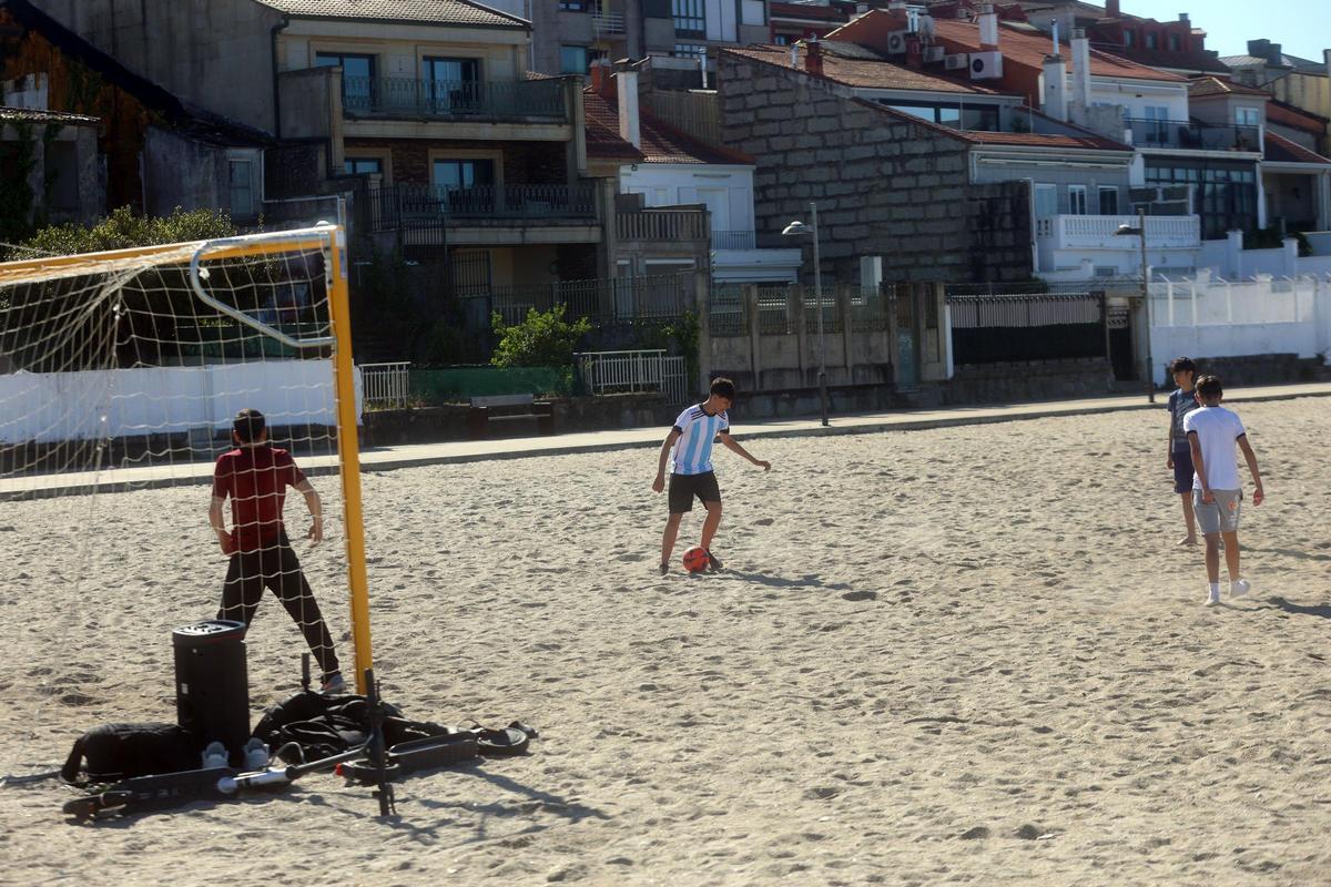Un grupo de jóvenes jugando en la playa de Vilagarcía.