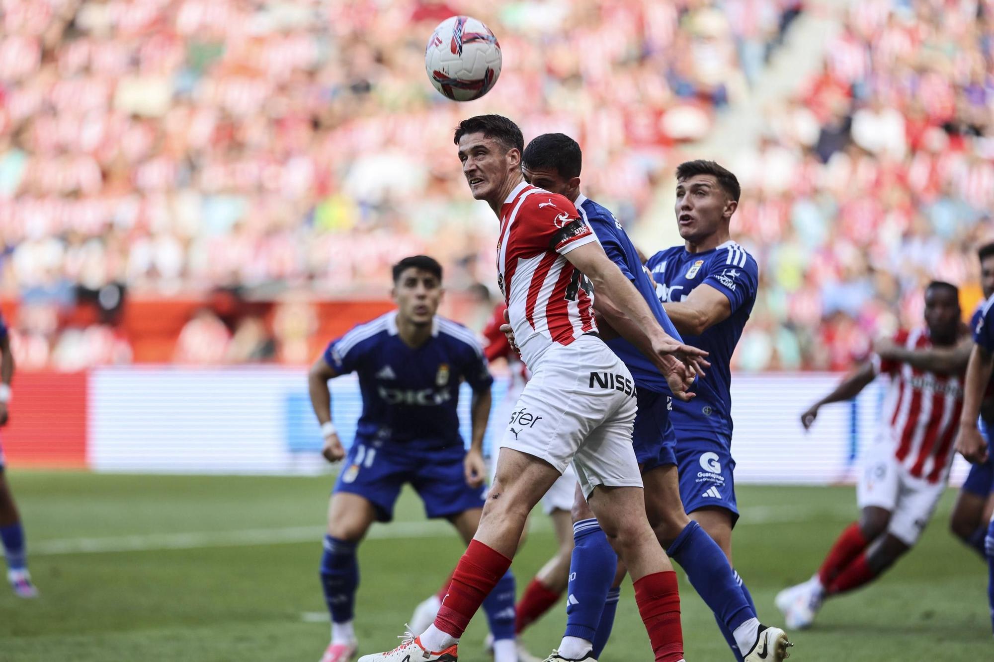 Derbi asturiano: las imágenes del partido entre el Sporting y el Oviedo en El Molinón