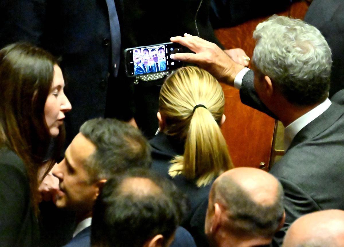 Giorgia Meloni posa para un selfie, antes de que empiecen las votaciones para elegir al nuevo presidente del Parlamento.