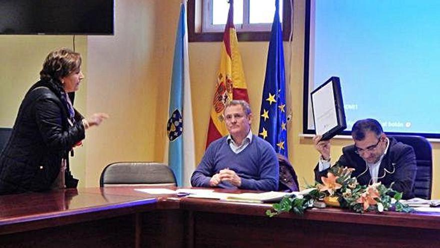 La portavoz del PSOE increpa al alcalde de Oza-Cesuras (a la derecha), durante un pleno.