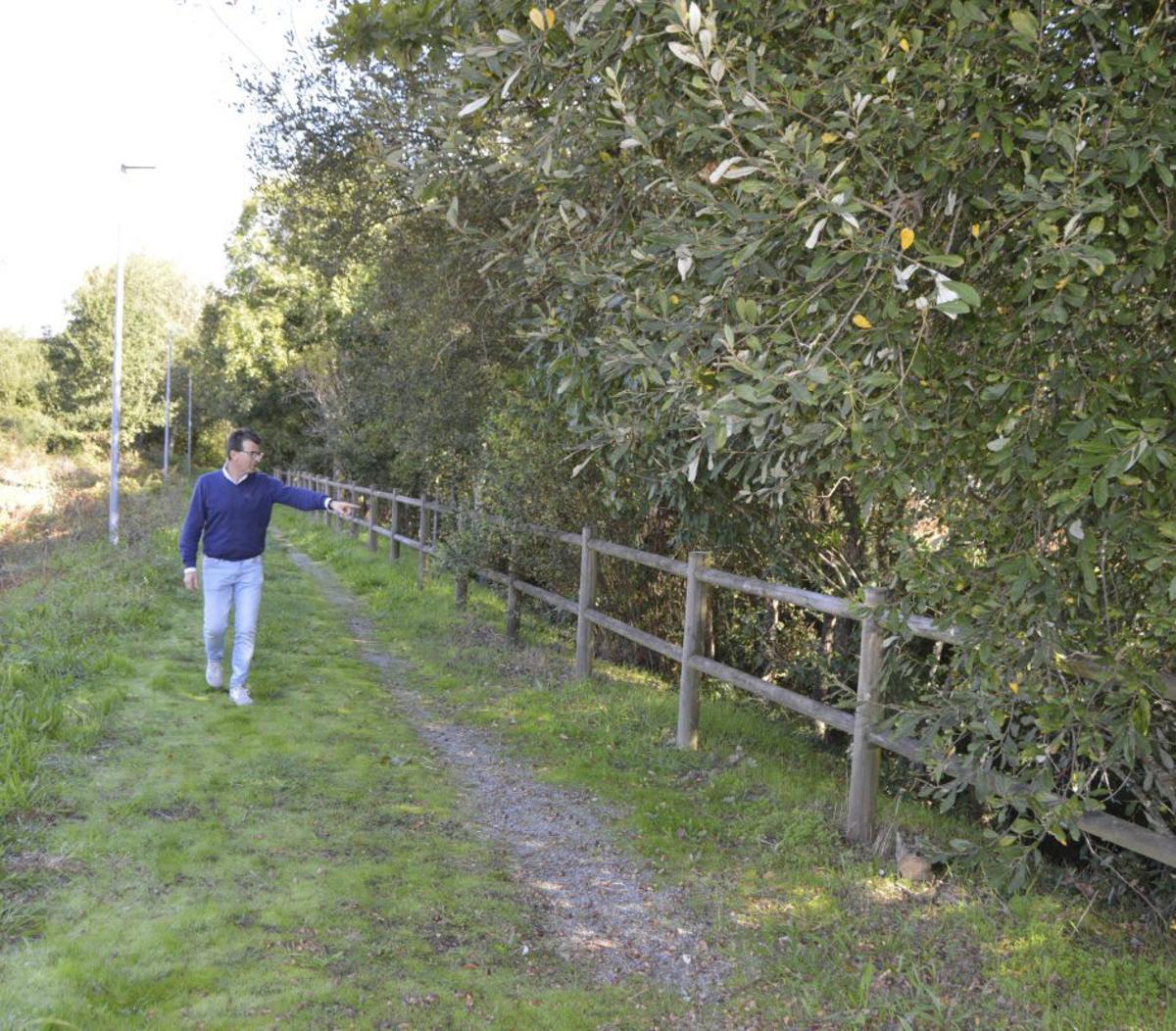 El edil de Turismo, Juan Deza, en el nuevo sendero. | FDV