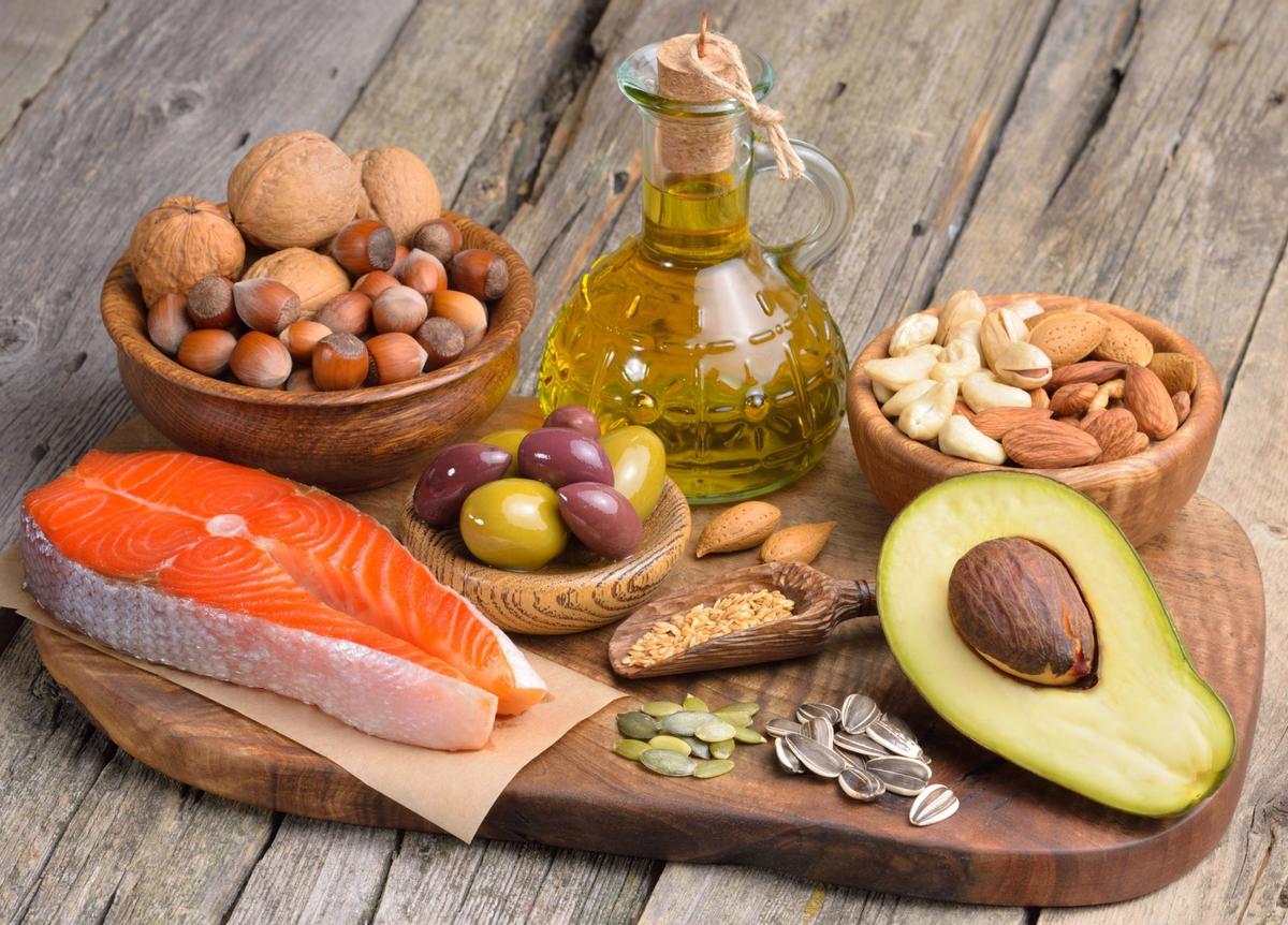 El pescado magro, los frutos secos, el aguacate y el aceite de oliva son beneficiosos para la salud.
