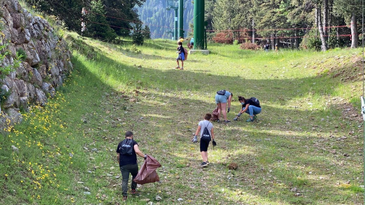 Un grup d&#039;alumnes de l&#039;Escola Bac de Cerdanya d&#039;Alp recollint residus sota un remuntador de l&#039;estació de La Molina