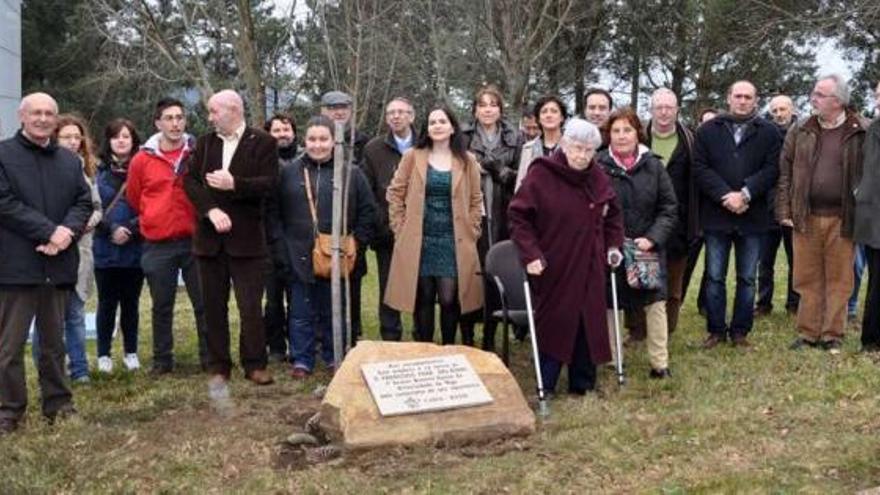 Ana María Fdez. del Riego, con muletas, rodeada de alumnos y representantes de la Universidad.  // Duvi