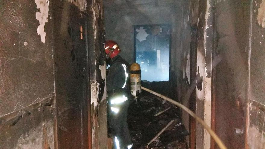 Dos heridos por el humo de un incendio en una casa de Molina