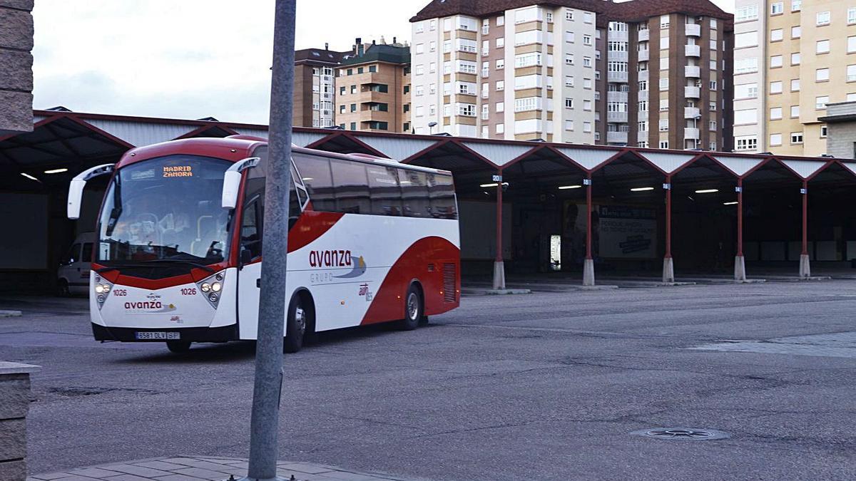 Un autobús entre Zamora y Madrid, saliendo de la estación. |