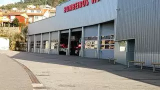 Dos vehículos arrasados por el fuego en Vigo: uno aparcado en un garaje y otro en la calle