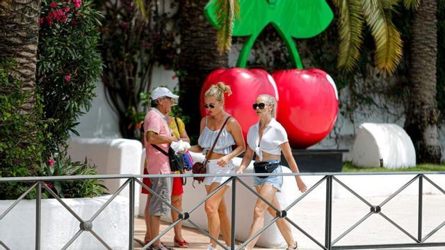 Turistas frente a la puerta de la discoteca en el verano de la reapertura tras el covid. | TONI ESCOBAR