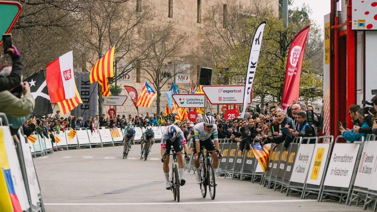 Roglic (izquierda) bate por centímetros a Ayuso en Montserrat.