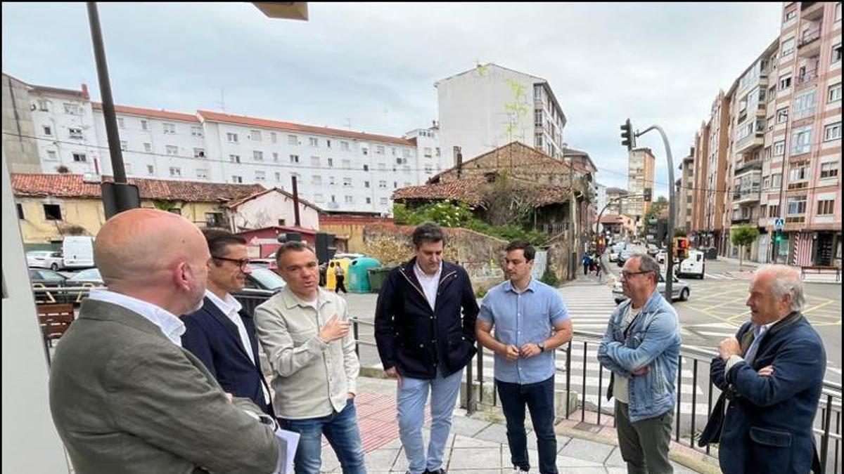 El alcalde, iván fernandéz, en la reunión sobre el terreno.