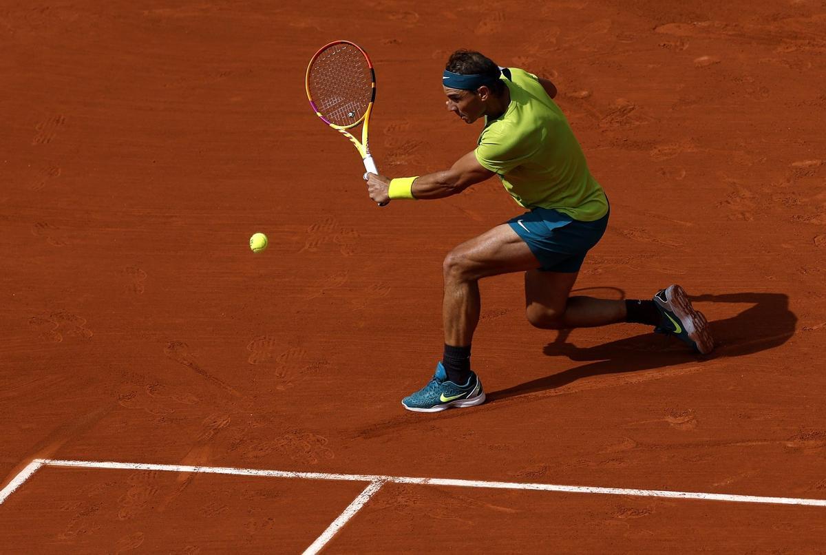 Paris (France), 05/06/2022.- Rafael Nadal of Spain plays Casper Ruud of Norway in their Menís Singles final match during the French Open tennis tournament at Roland ?Garros in Paris, France, 05 June 2022. (Tenis, Abierto, Francia, Noruega, España) EFE/EPA/YOAN VALAT