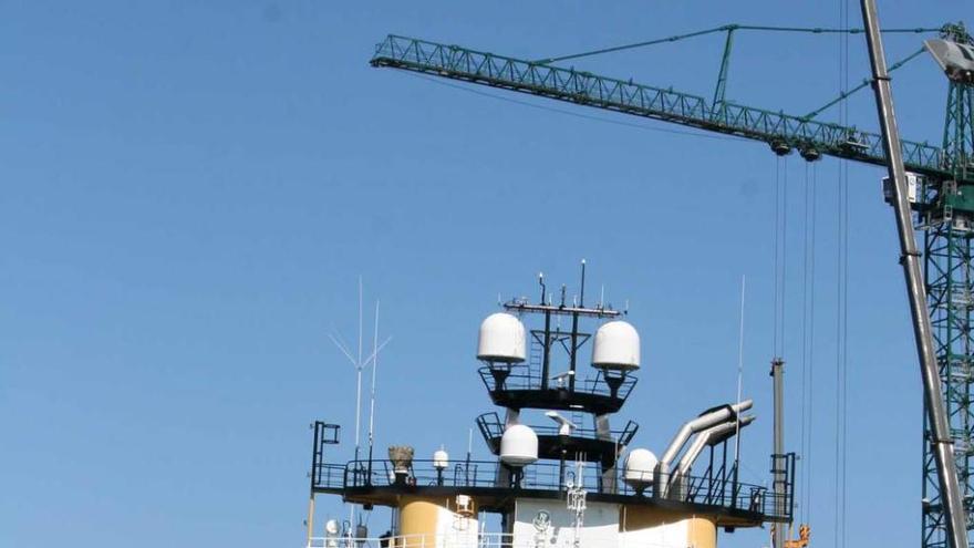 El &quot;Stril Luna&quot;, ayer, en el muelle del astillero.