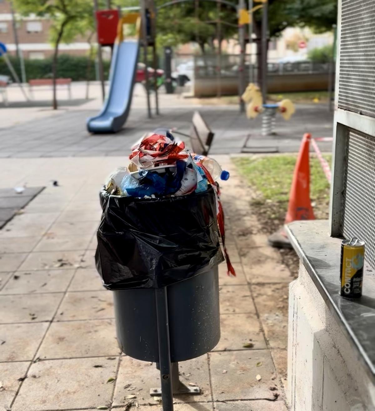 Papelera llena de residuos.