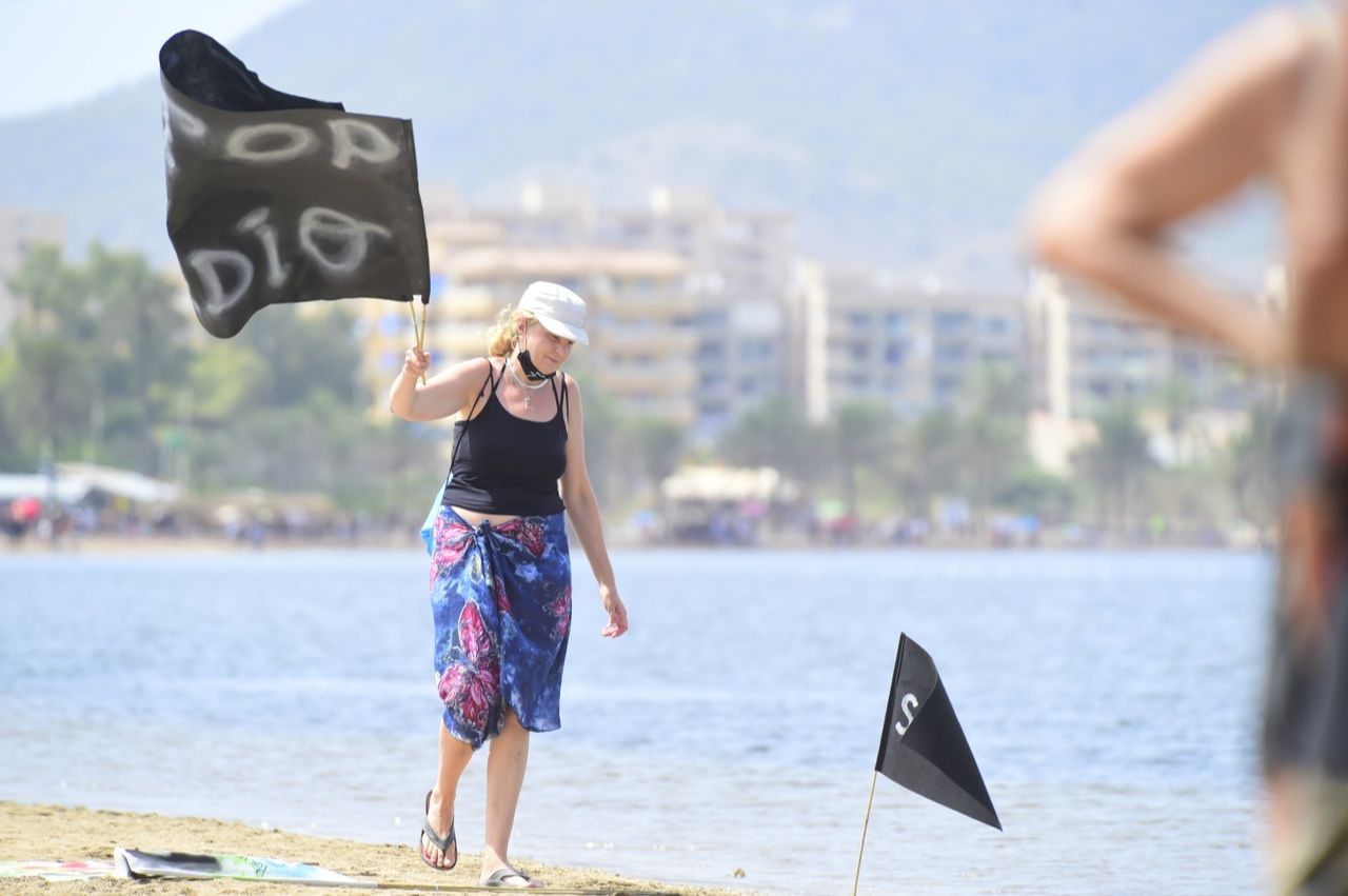 Miles de murcianos forman una cadena humana que rodea al Mar Menor en señal de protesta