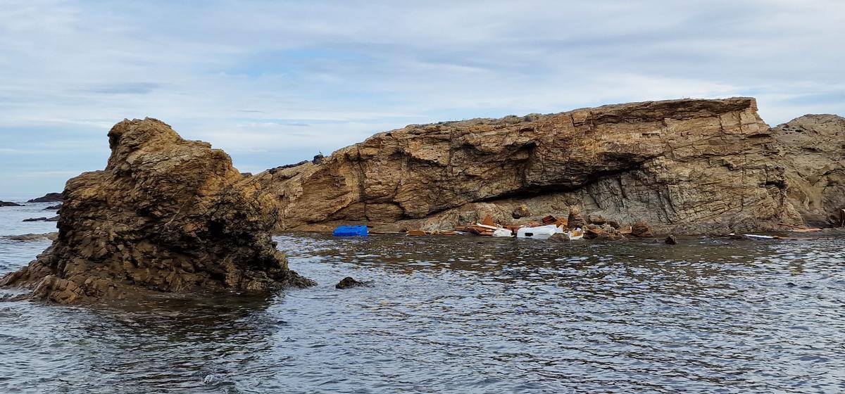 Les restes del veler ahir dilluns encara es trobaven a la zona del Cap de Bol del Port de la Selva