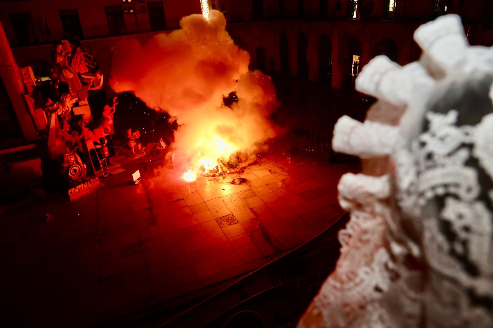 Carmen y Nerea se reencuentran con el fuego que cierra las Hogueras