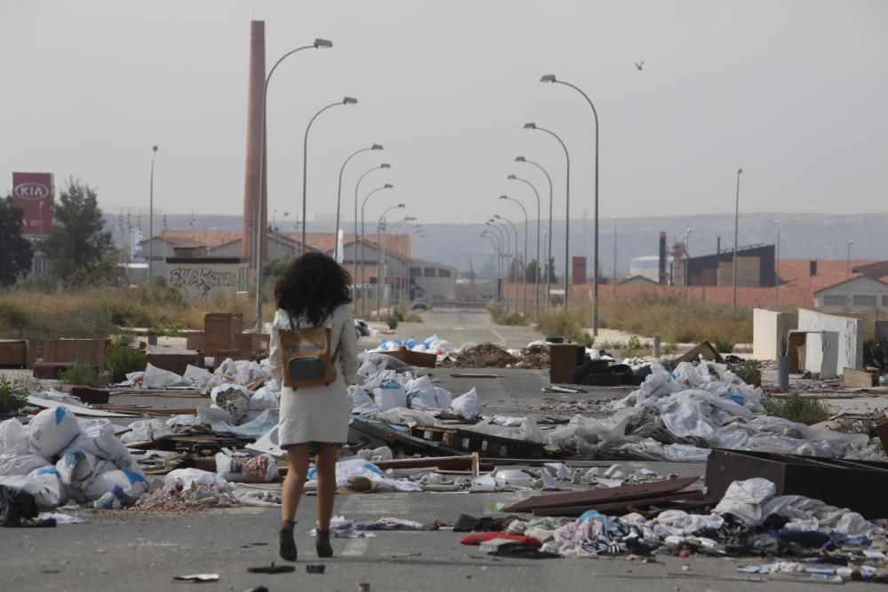 Basura en el entorno del Cementerio