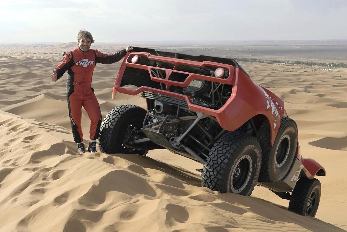 Carlos Checa con su nuevo coche para el Dakar