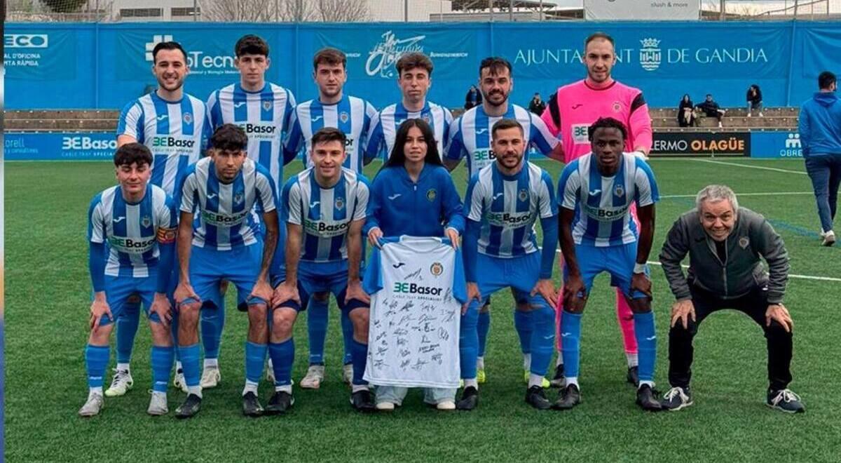 La jugadora posa con el primer equipo del CF Gandia antes del partido del pasado sábado