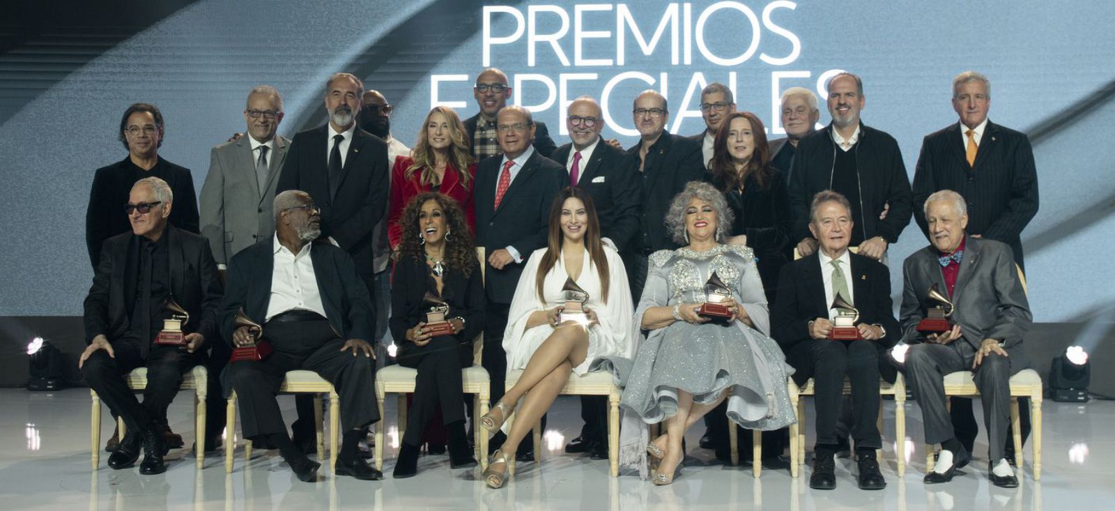 Todos premiados honoríficos: sentados, por la izquierda, Yordano, Abraham Laboriel, Rosario, Myriam Hernández, Amanda Miguel, Manolo Díaz y Paquito D’Rivera. | Efe