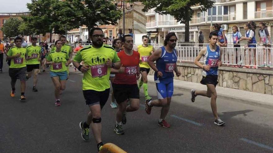 Algunos de los corredores, entre ellos el alcalde de Benavente, Luciano Huerga.