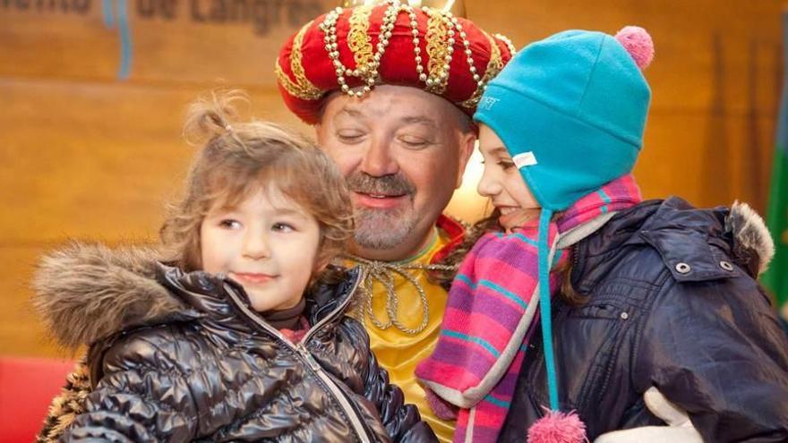 El Príncipe Aliatar, ayer por la mañana, recogiendo los deseos de dos niñas en la Casa de Cultura de Sama.
