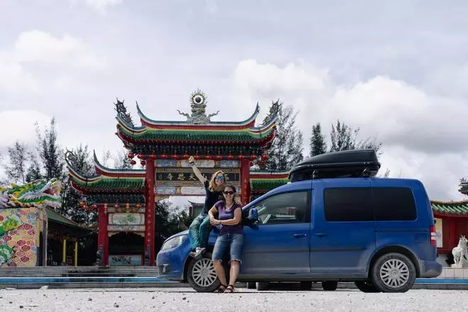 La aventura de Laura Cañal y María Rodríguez: cómo viajar hasta Indonesia en una minicamper