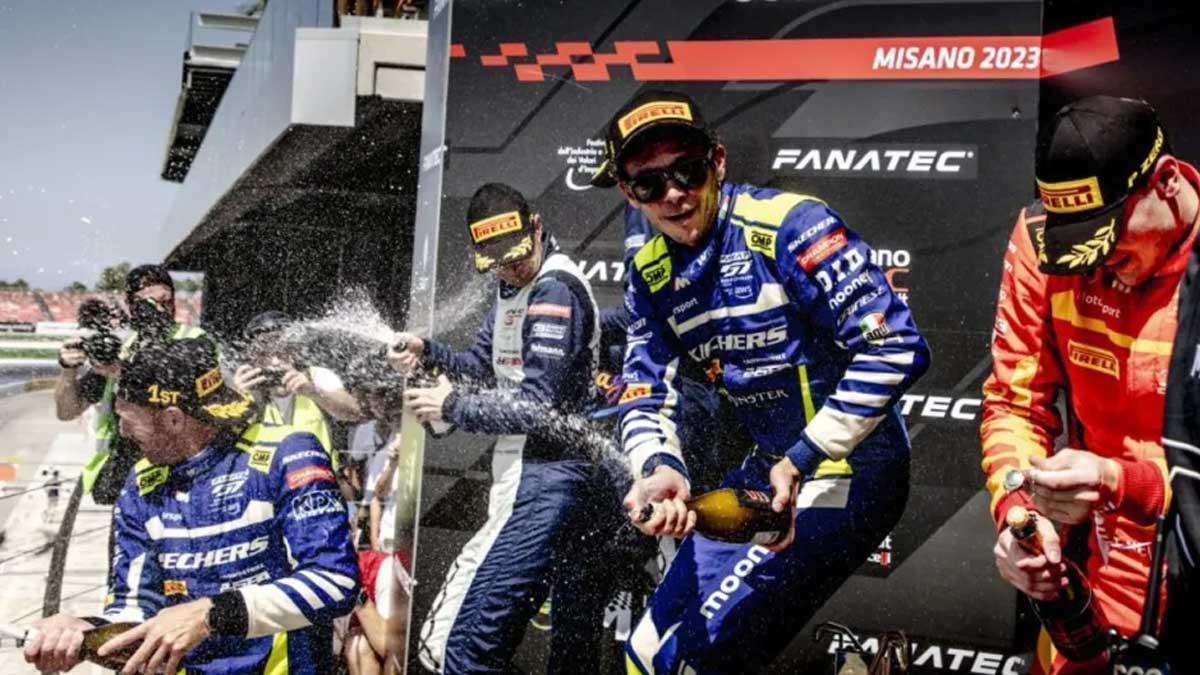 Rossi celebra su triunfo en Misano