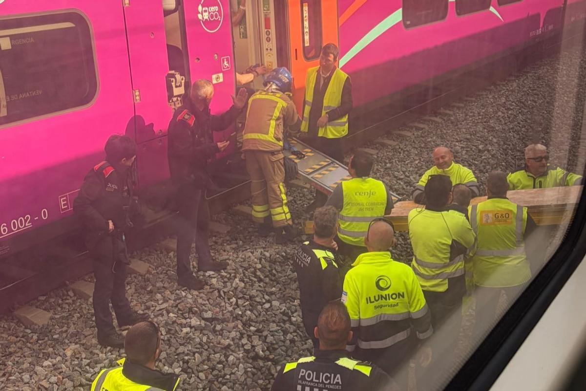 Evacuación de una persona, por parte de los Bombers y el SEM, del Avant con origen Tortosa, este martes en Vilafranca.