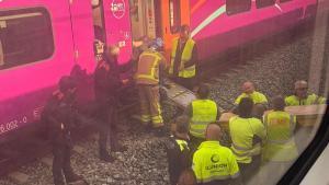 Evacuación de una persona, por parte de los Bombers y el SEM, del Avant con origen Tortosa, este martes en Vilafranca.