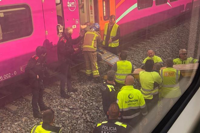 Evacuación de una persona, por parte de los Bombers y el SEM, del Avant con origen Tortosa, este martes en Vilafranca.