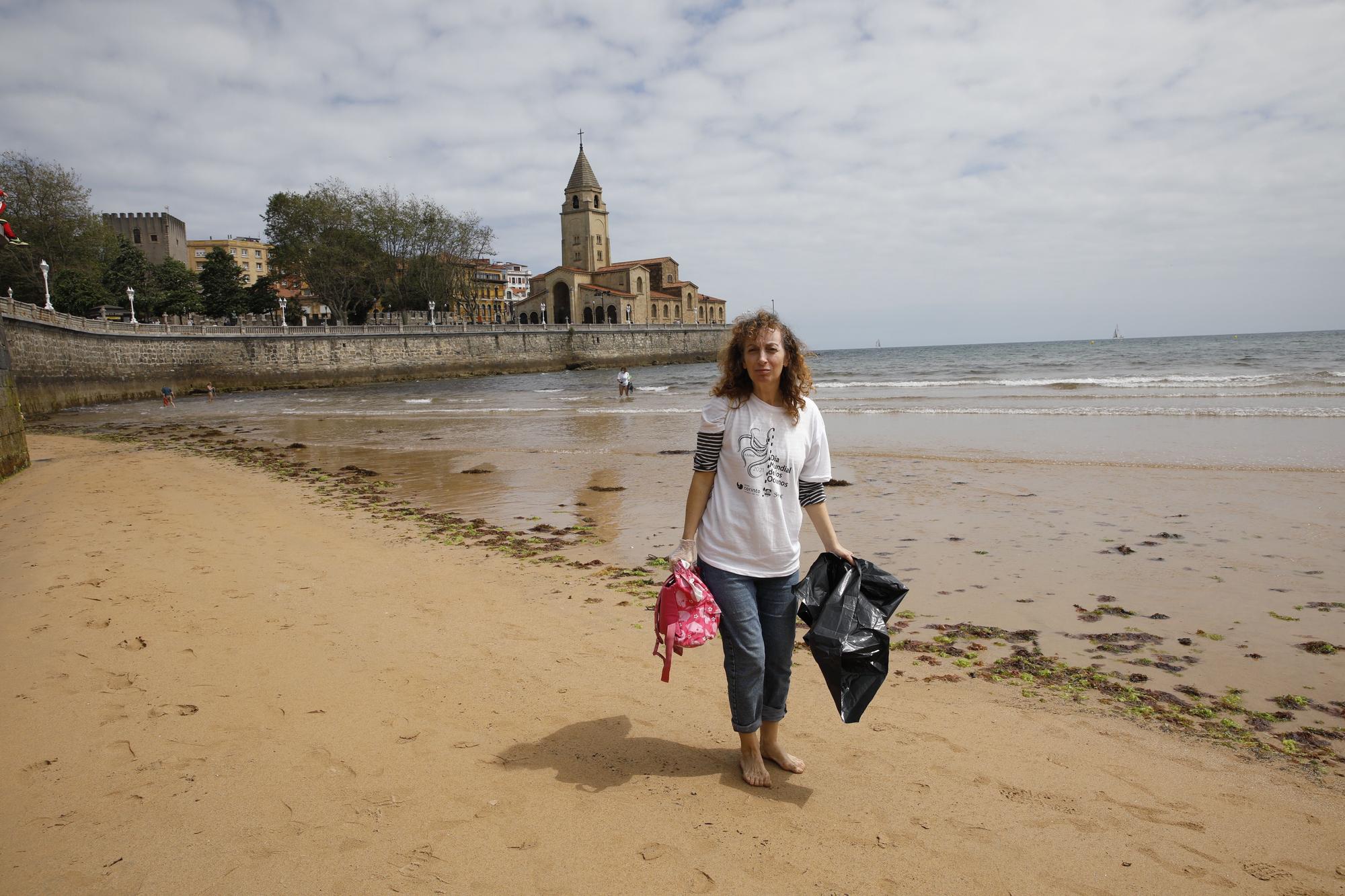 Recogida de plásticos en la playa de San Lorenzo