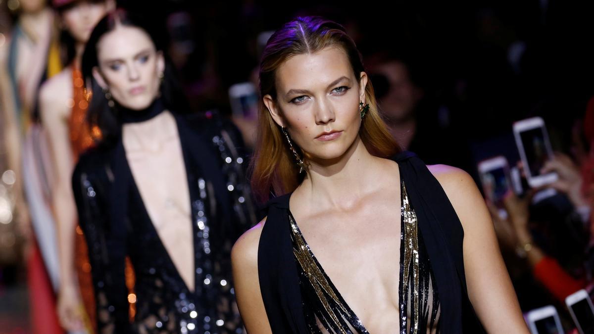 Karlie Kloss en un desfile en París