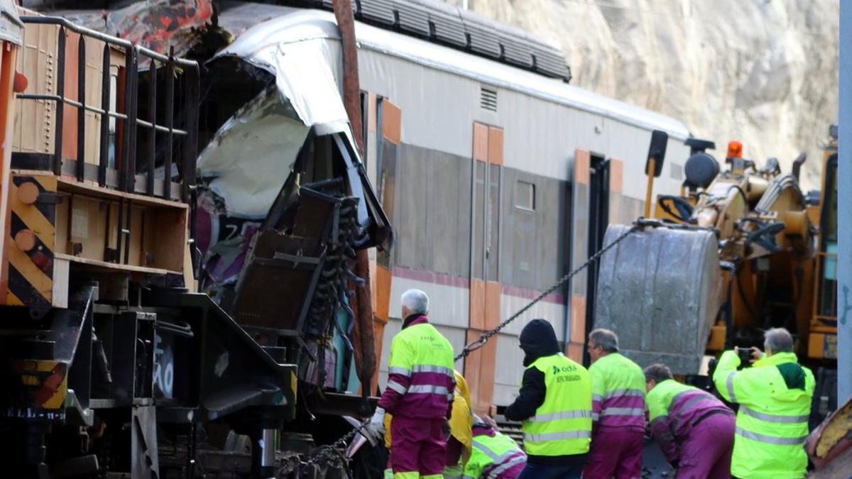 Operarios trabajan en el lugar del accidente del tren de Rodalies en Castellgalí