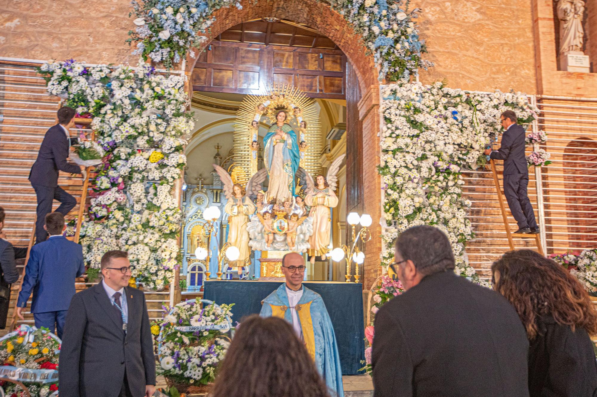 Más de 70 entidades y asociaciones participan en la multitudinaria ofrenda a la patrona que vistió de flores la fachada de iglesia de la Inmaculada Concepción