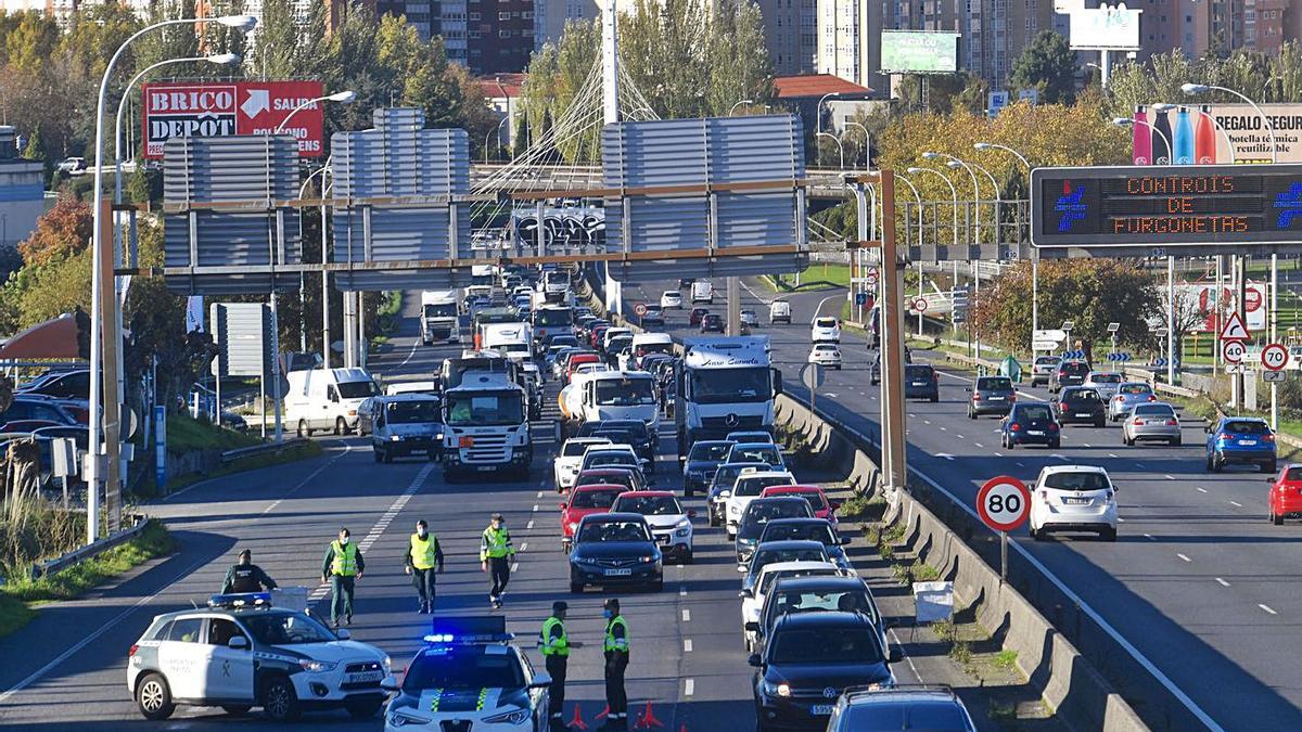 Control por el cierre perimetral a la salida de A Coruña. |   // CARLOS PARDELLAS